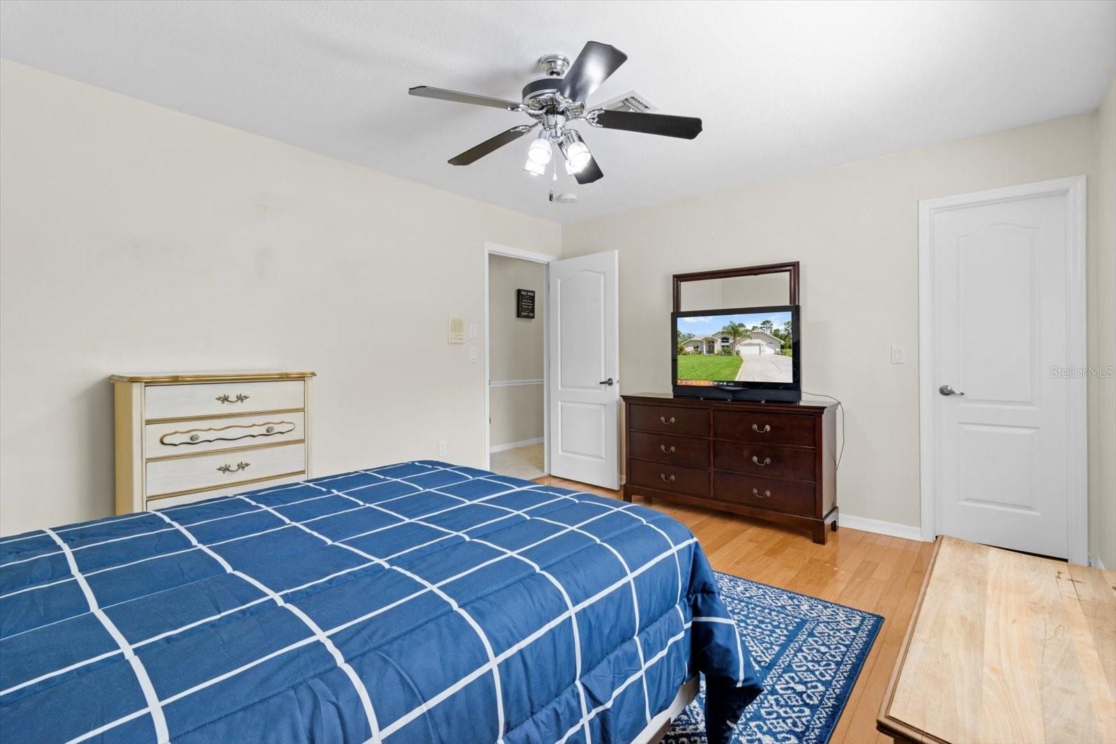 Listing photo id 26 for 487 Waterloo Court