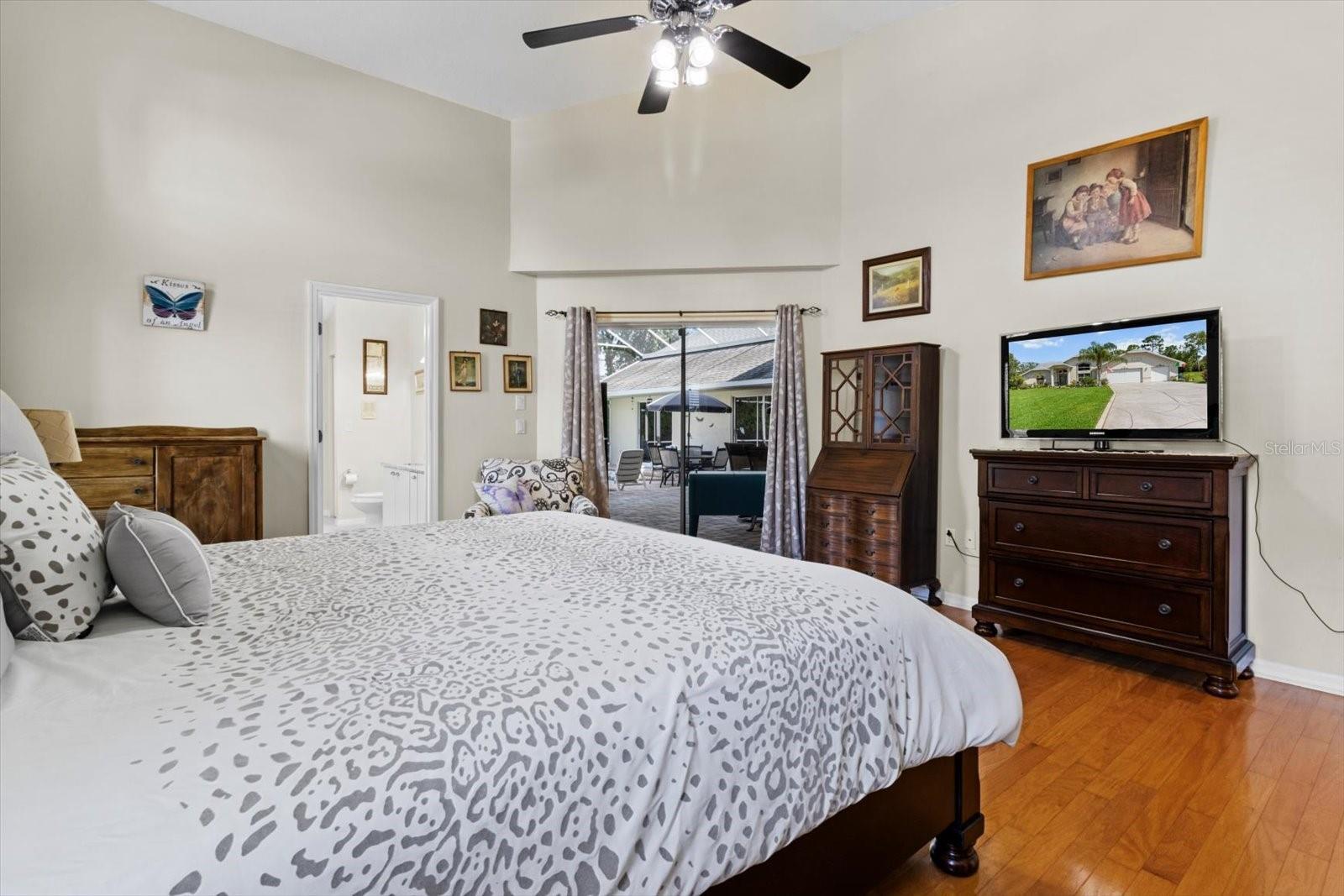 Listing photo id 33 for 487 Waterloo Court