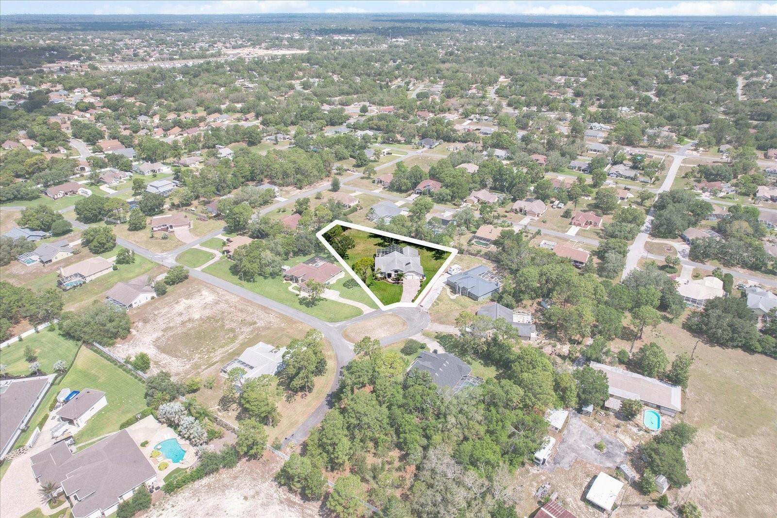 Listing photo id 3 for 487 Waterloo Court