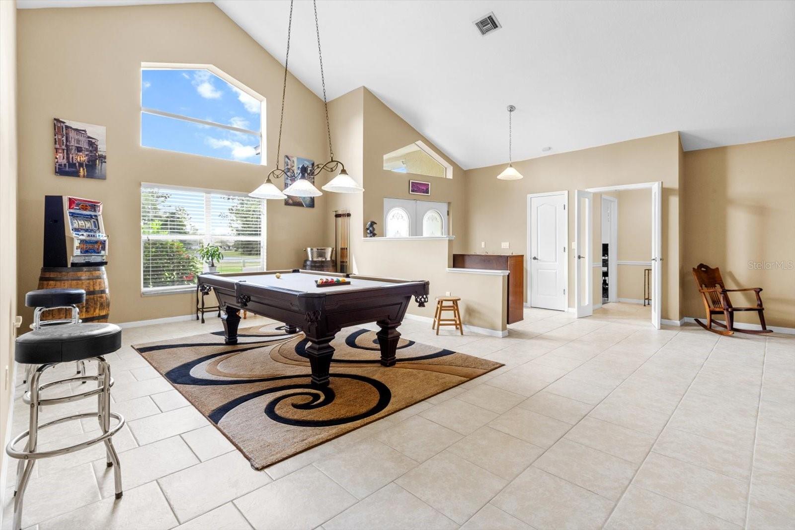 Listing photo id 5 for 487 Waterloo Court