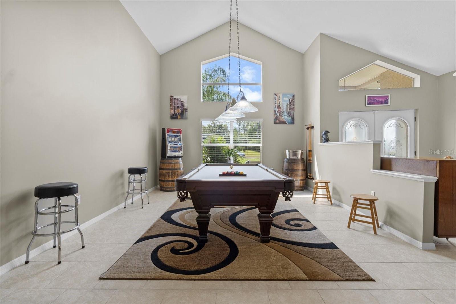 Listing photo id 6 for 487 Waterloo Court