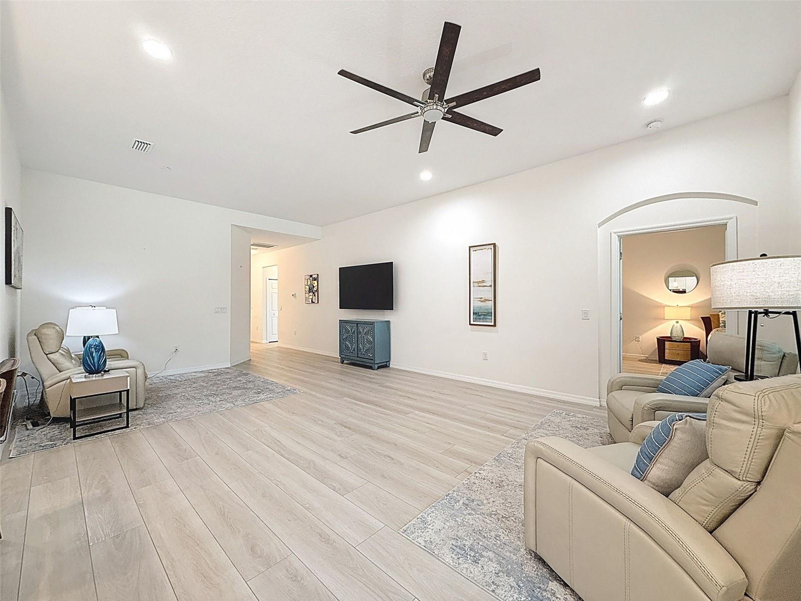 Listing photo id 2 for 13349 Niti Drive