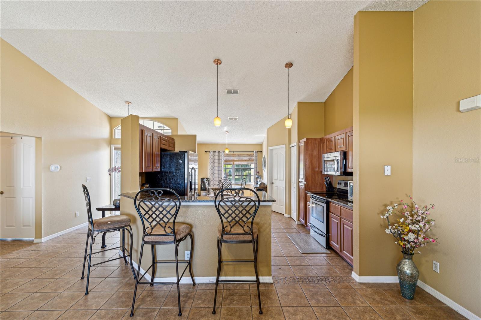 Listing photo id 9 for 11192 Archer Avenue
