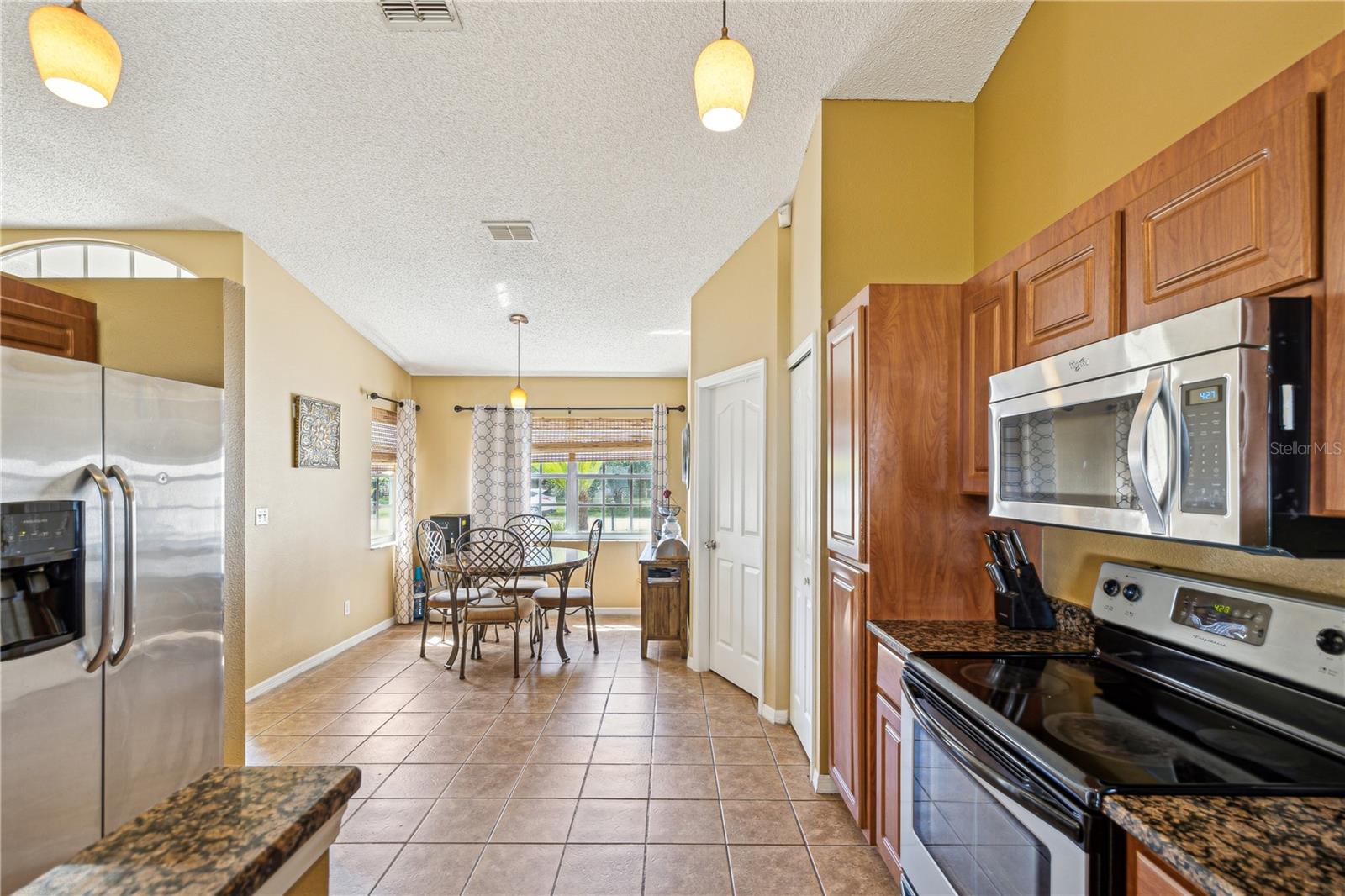 Listing photo id 11 for 11192 Archer Avenue