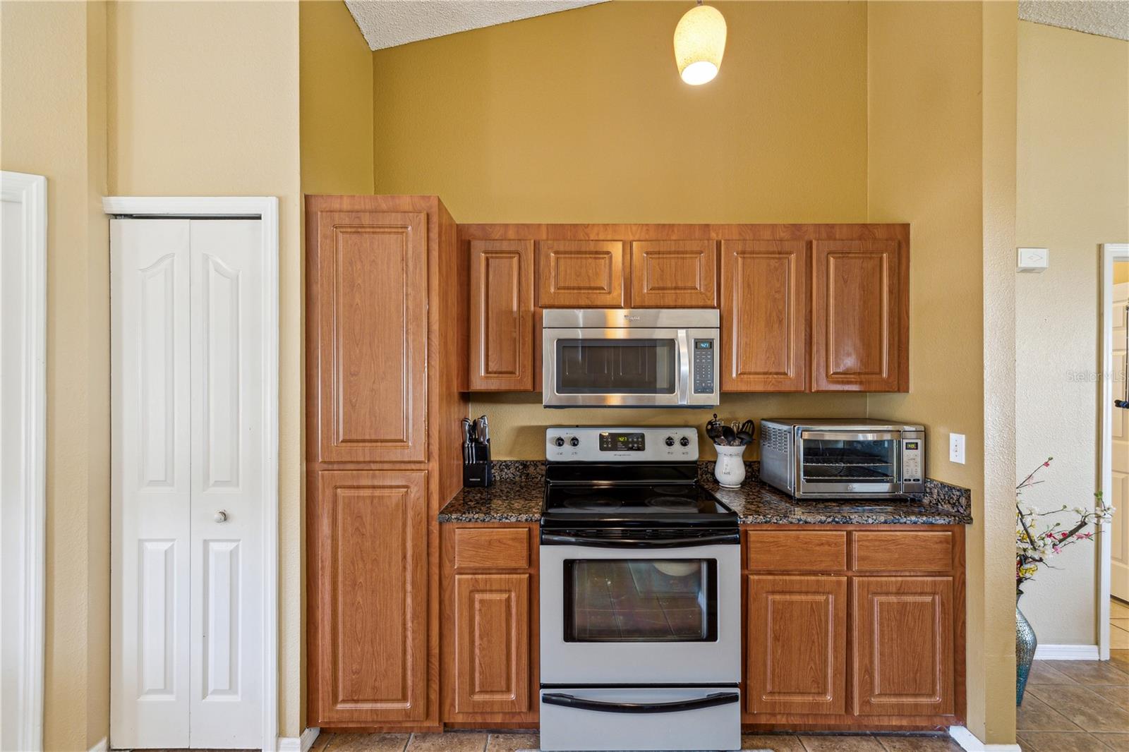 Listing photo id 12 for 11192 Archer Avenue