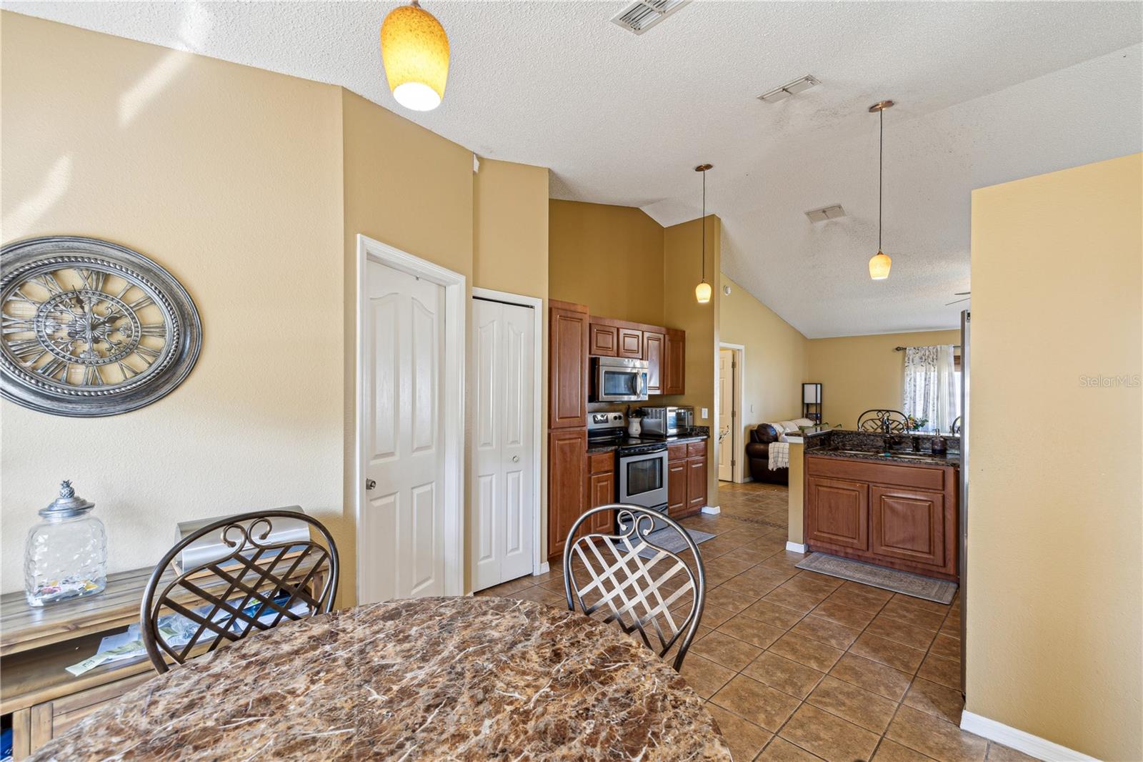 Listing photo id 15 for 11192 Archer Avenue