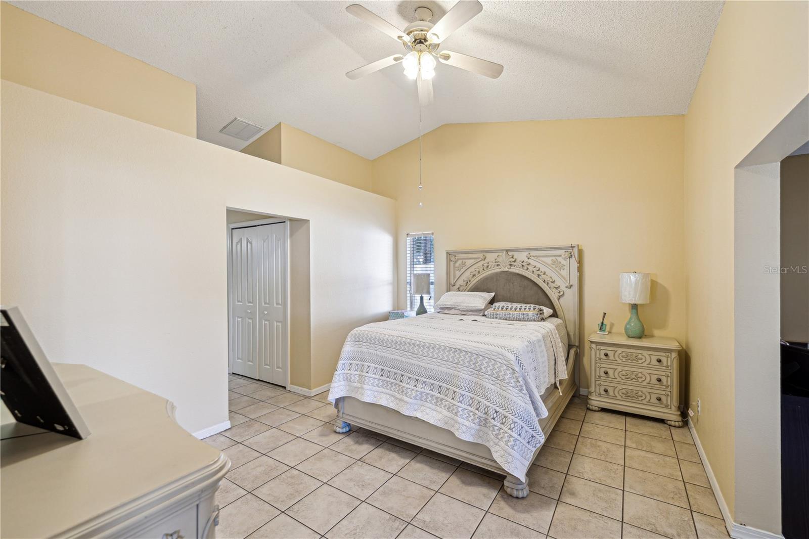 Listing photo id 19 for 11192 Archer Avenue