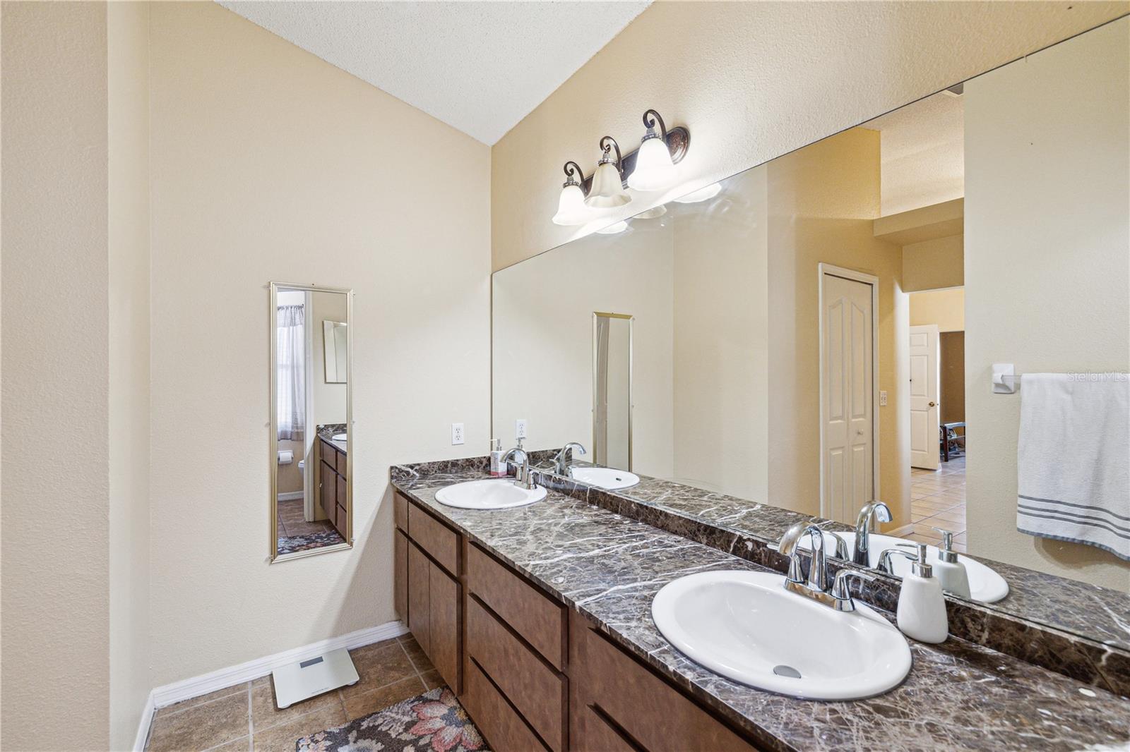 Listing photo id 22 for 11192 Archer Avenue