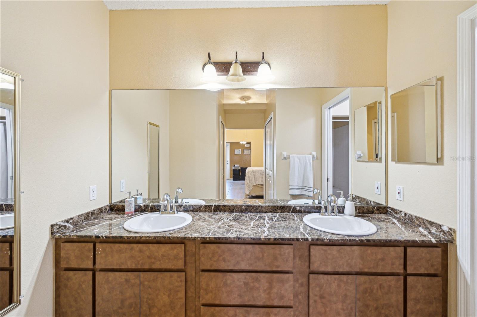 Listing photo id 23 for 11192 Archer Avenue