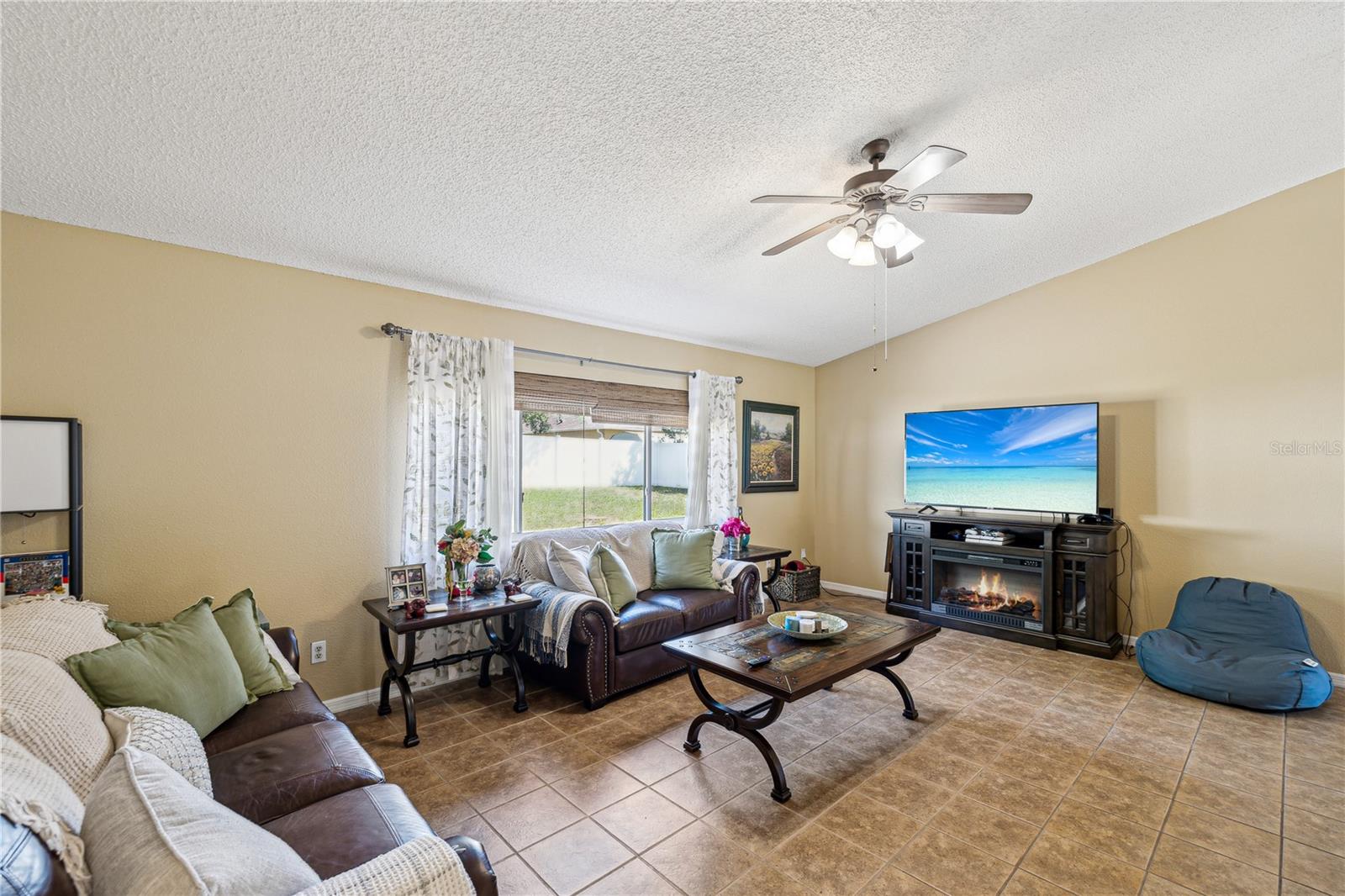 Listing photo id 5 for 11192 Archer Avenue