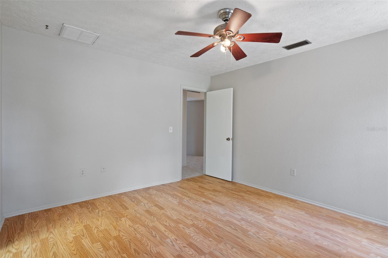 Image 21 of 37 For 13307 Woodward Drive