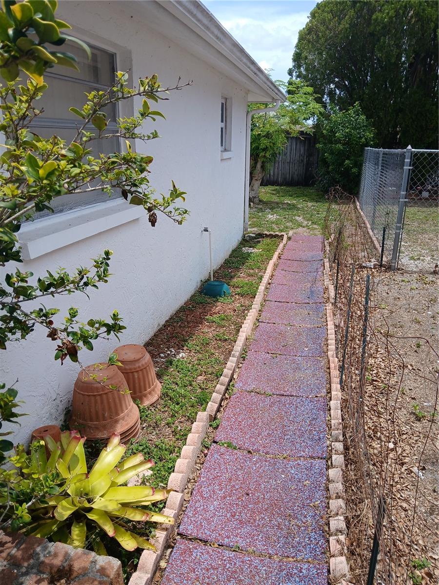 Image 4 of 21 For 9516 Glen Moor Lane