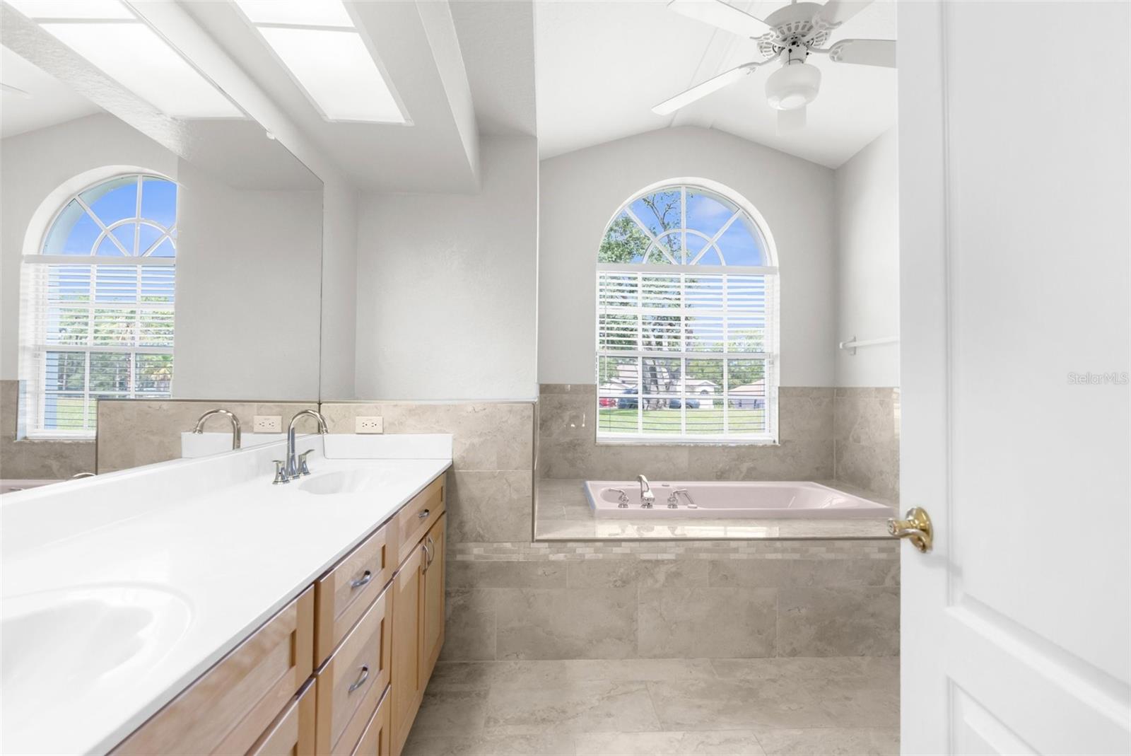Listing photo id 12 for 8084 Nightingale Road