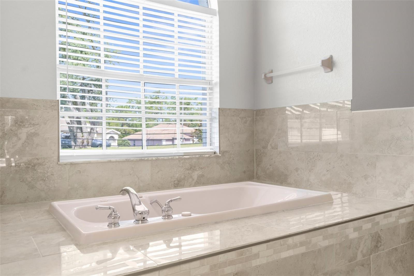 Listing photo id 13 for 8084 Nightingale Road