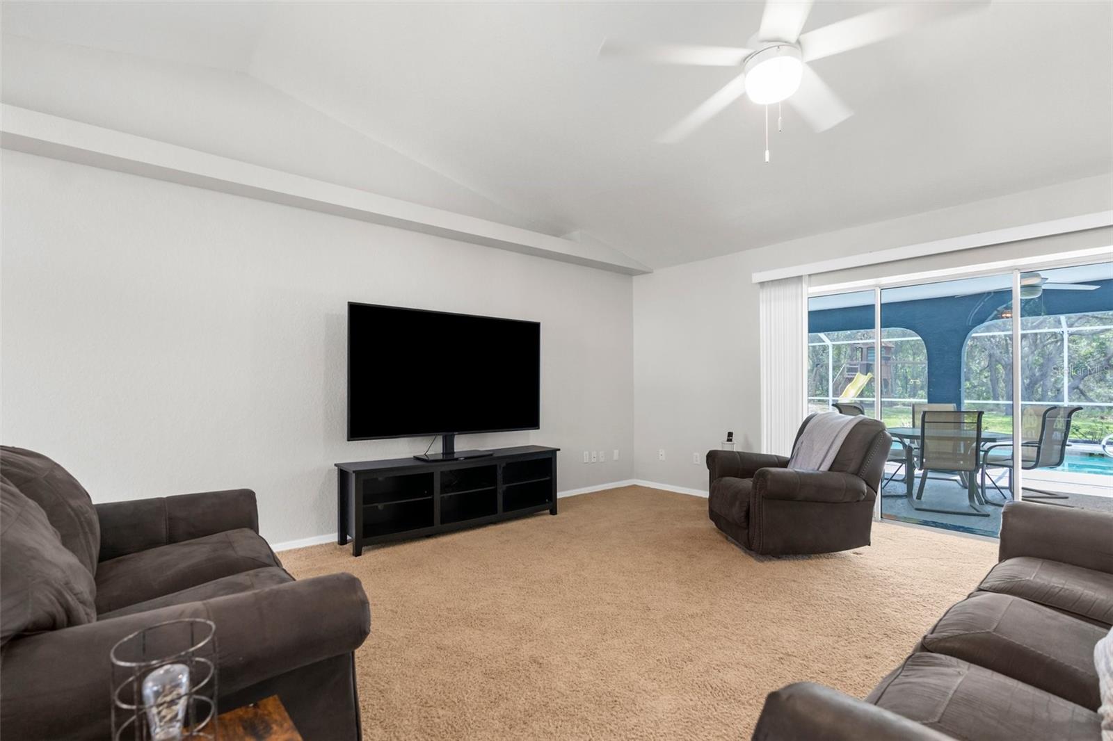 Listing photo id 15 for 8084 Nightingale Road