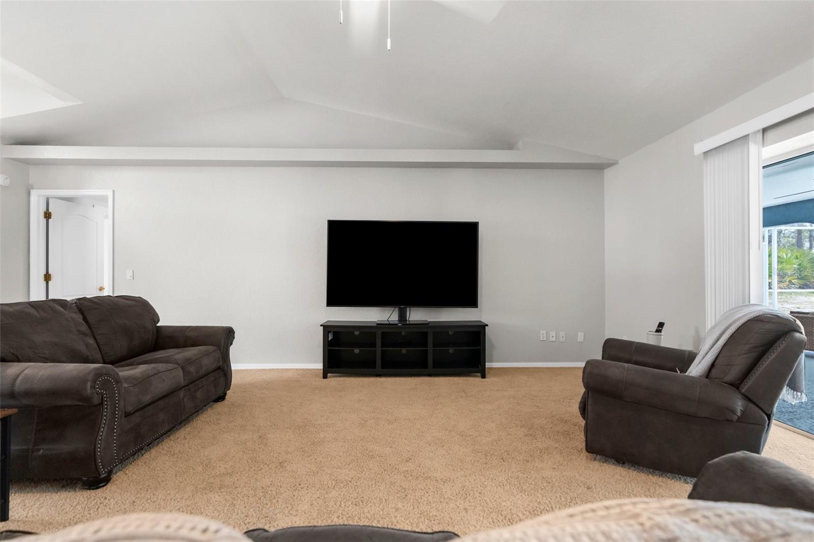 Listing photo id 16 for 8084 Nightingale Road