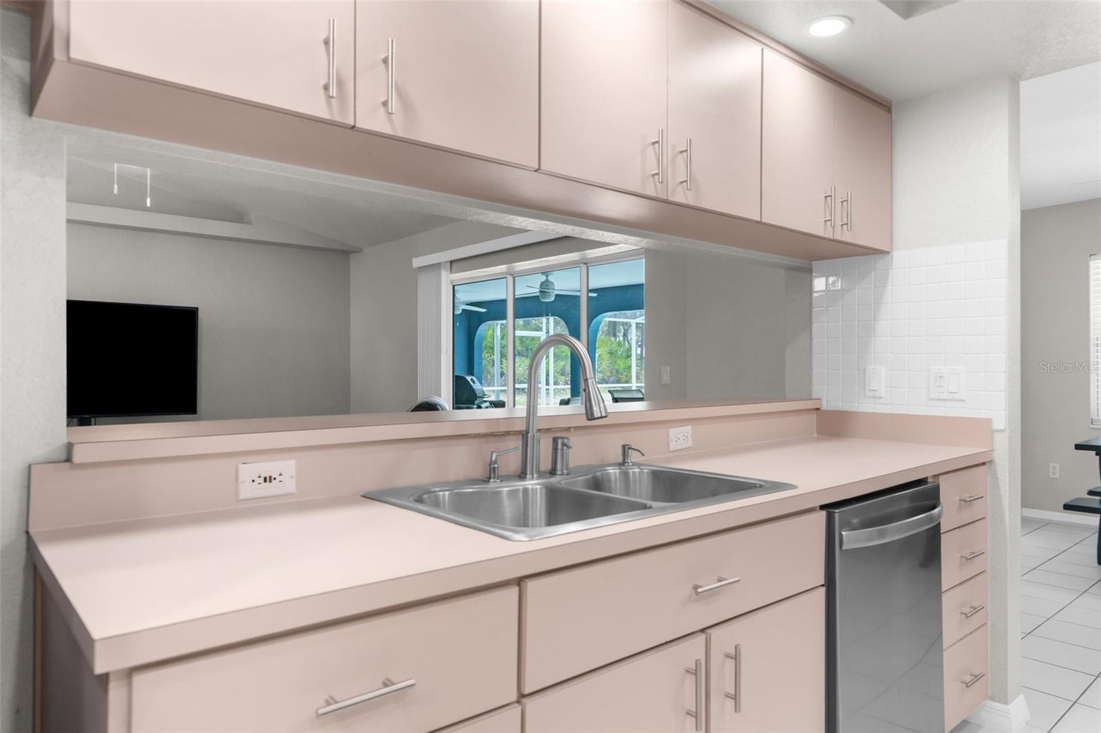 Listing photo id 20 for 8084 Nightingale Road