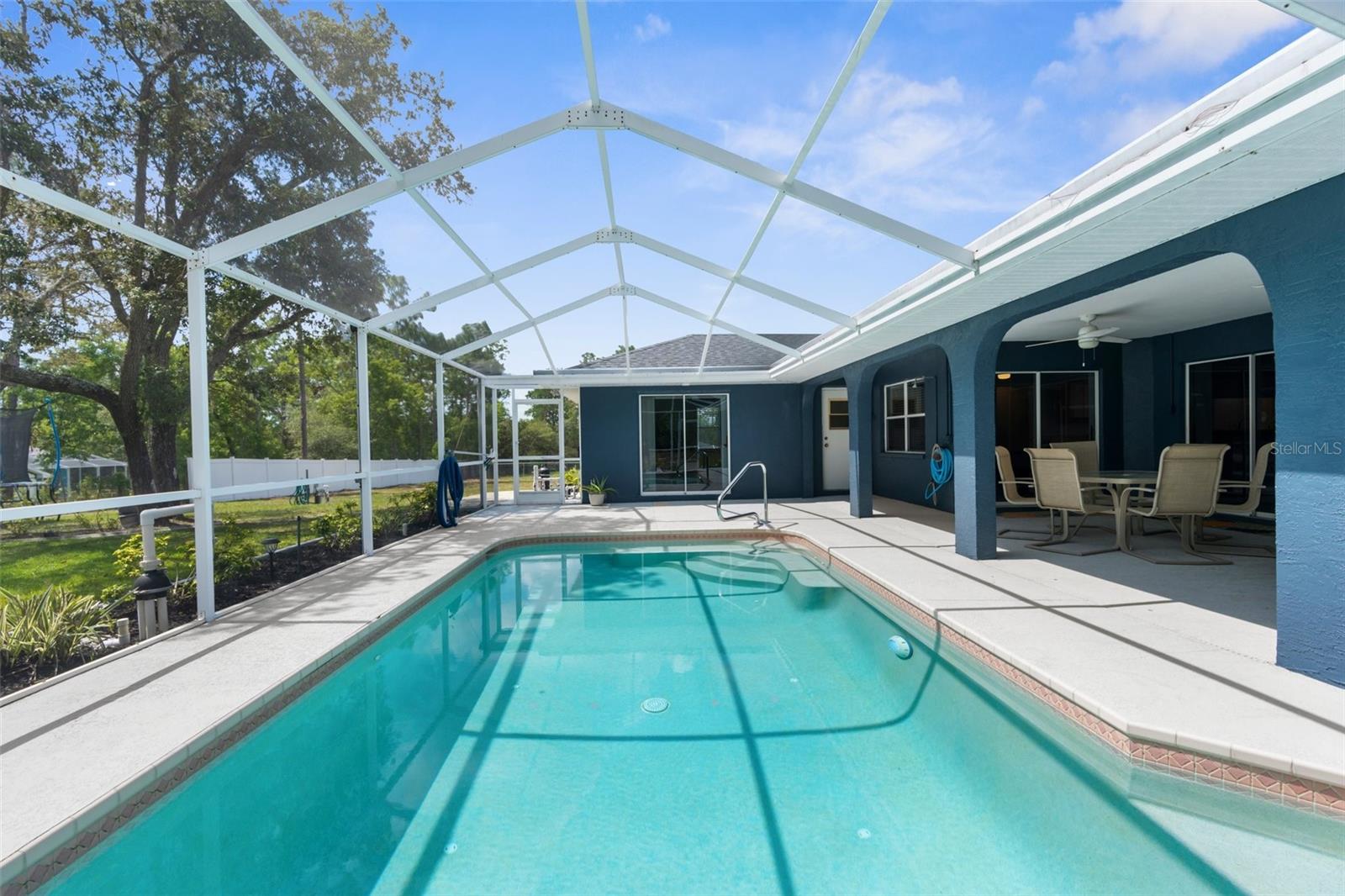 Listing photo id 2 for 8084 Nightingale Road