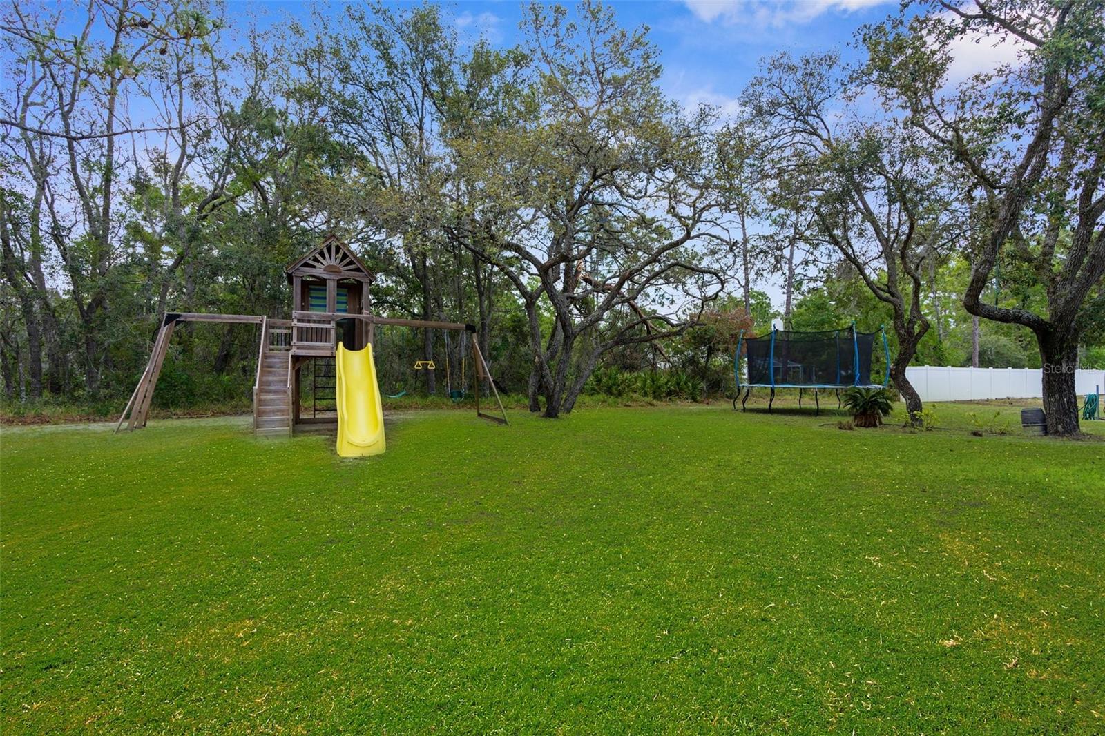 Listing photo id 3 for 8084 Nightingale Road