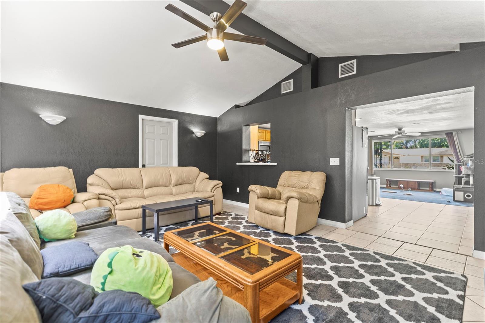 Listing photo id 11 for 8634 Roble Way