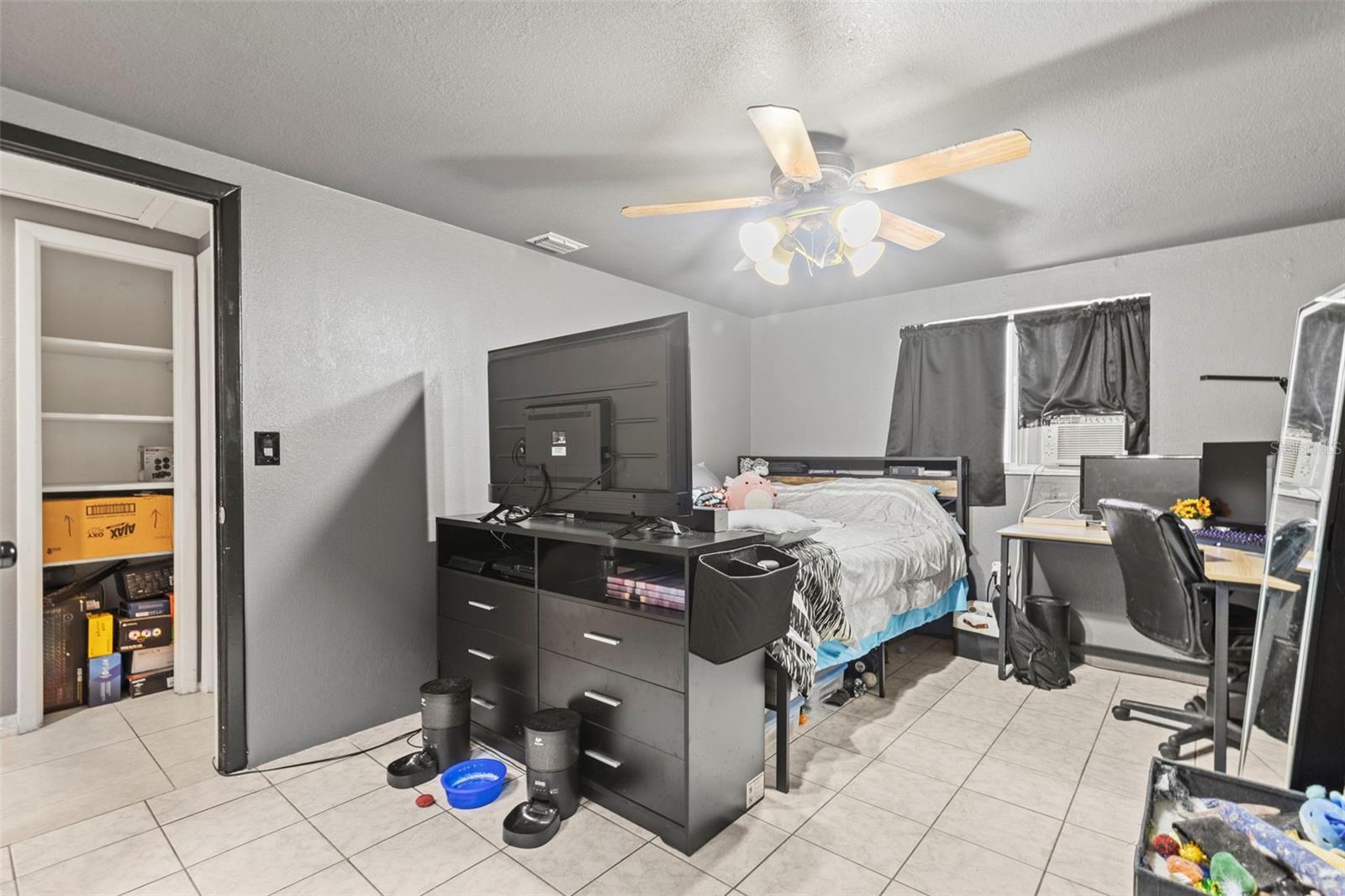 Listing photo id 5 for 8634 Roble Way