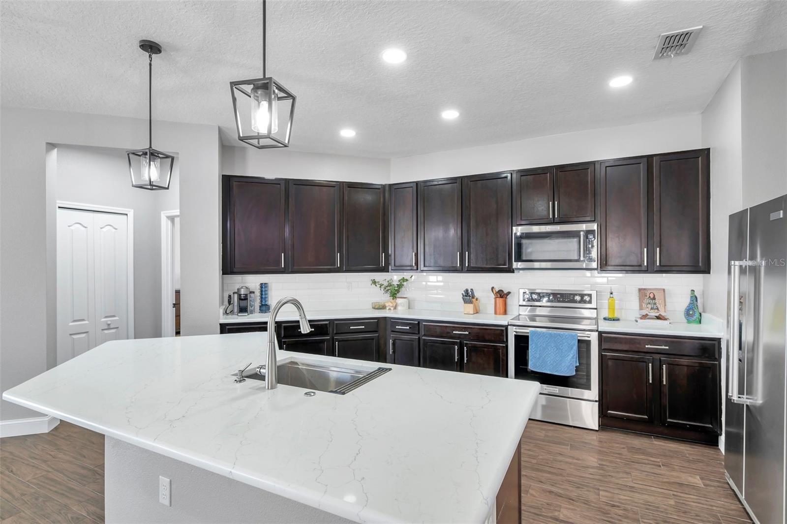 Listing photo id 0 for 7523 Tangle Brook Boulevard
