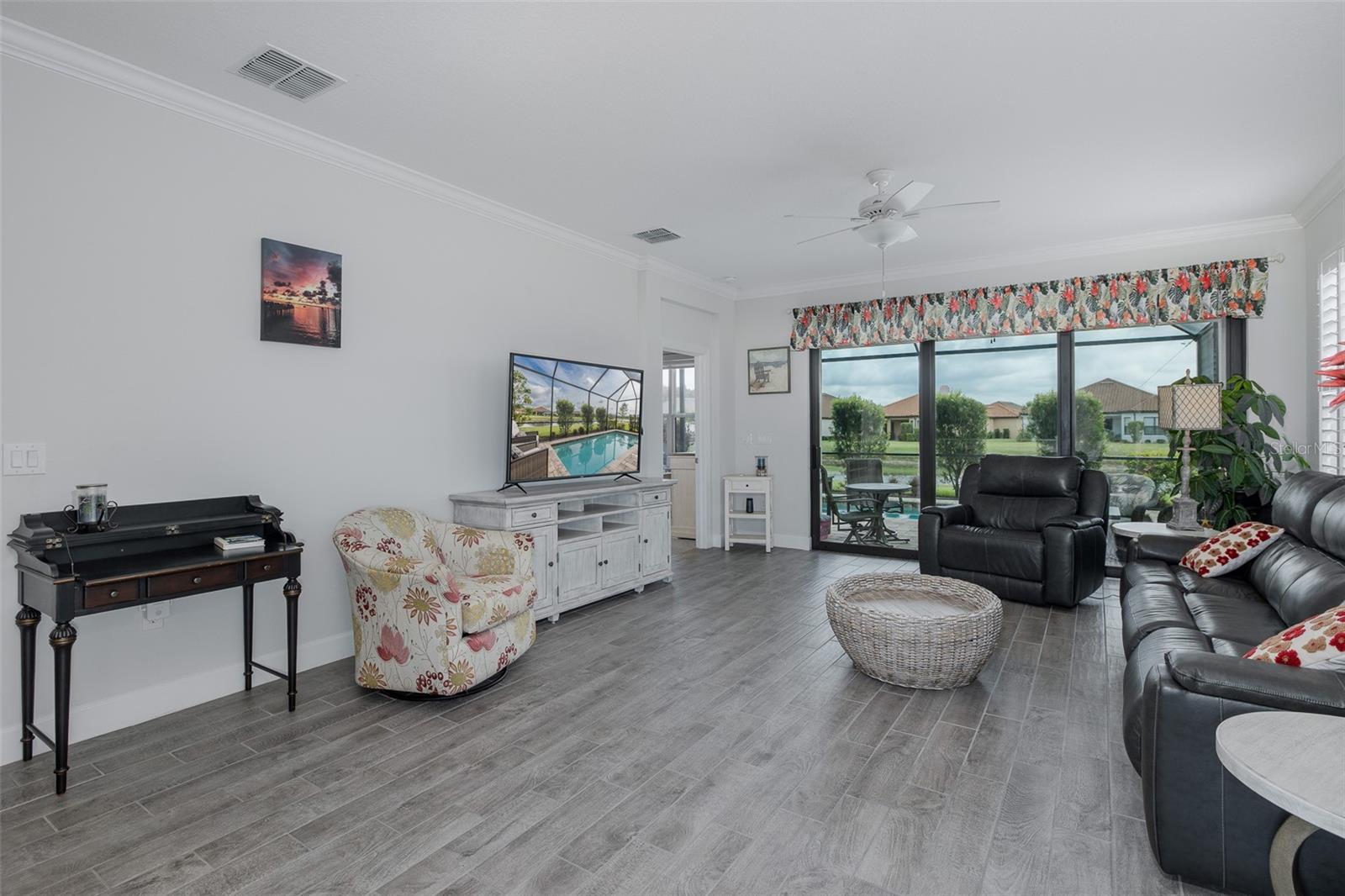 Listing photo id 8 for 3051 Francoa Drive