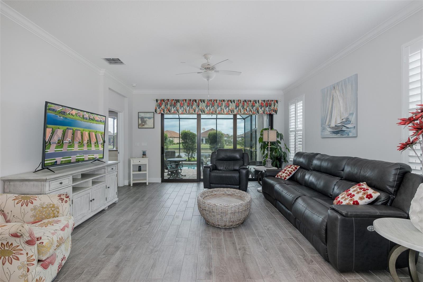 Listing photo id 12 for 3051 Francoa Drive