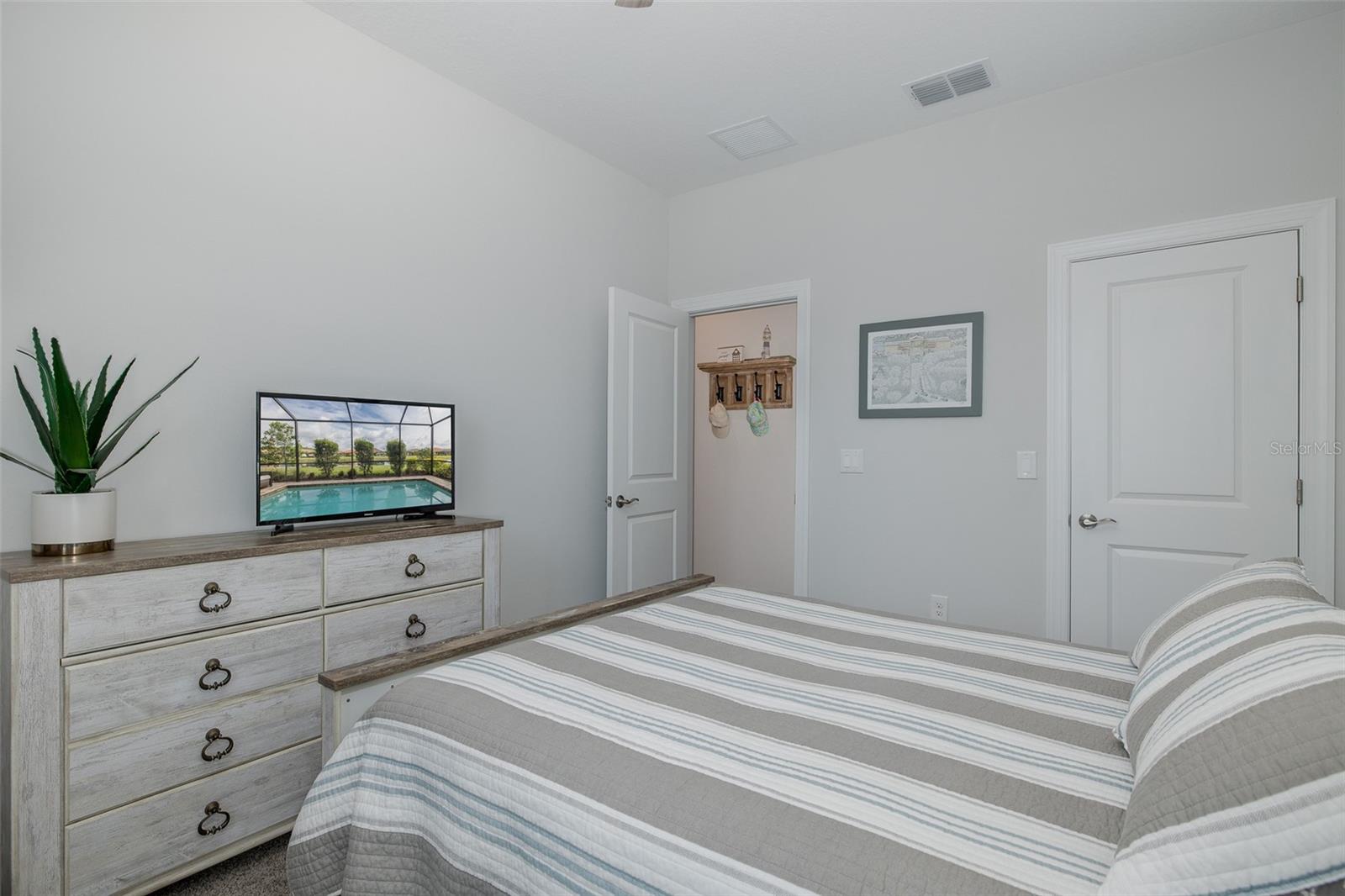 Listing photo id 28 for 3051 Francoa Drive