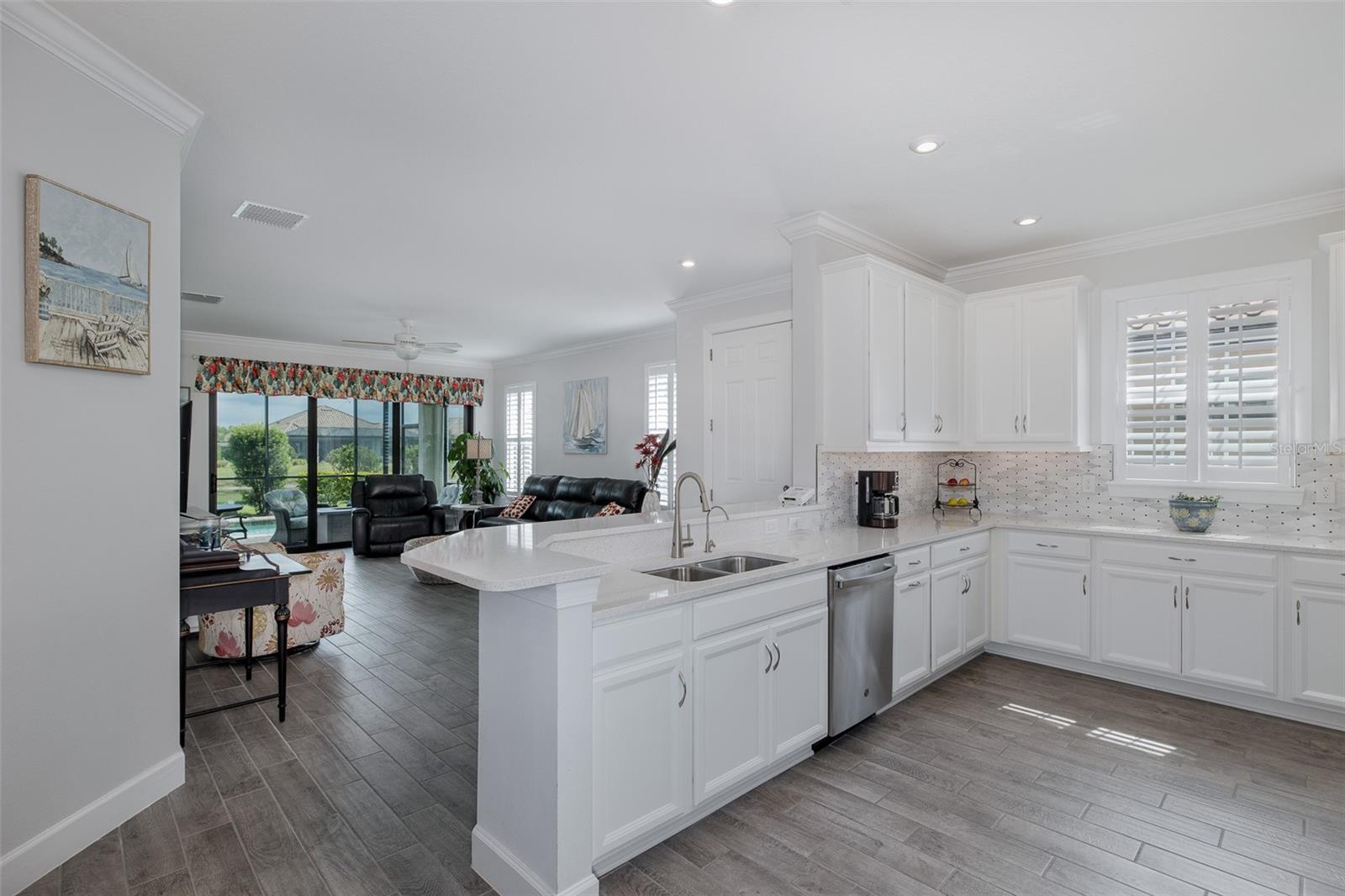 Listing photo id 5 for 3051 Francoa Drive