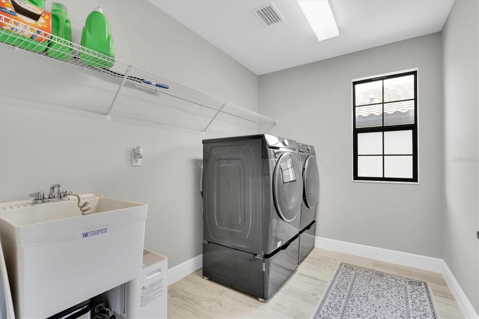 Listing photo id 25 for 4056 Burdick Loop