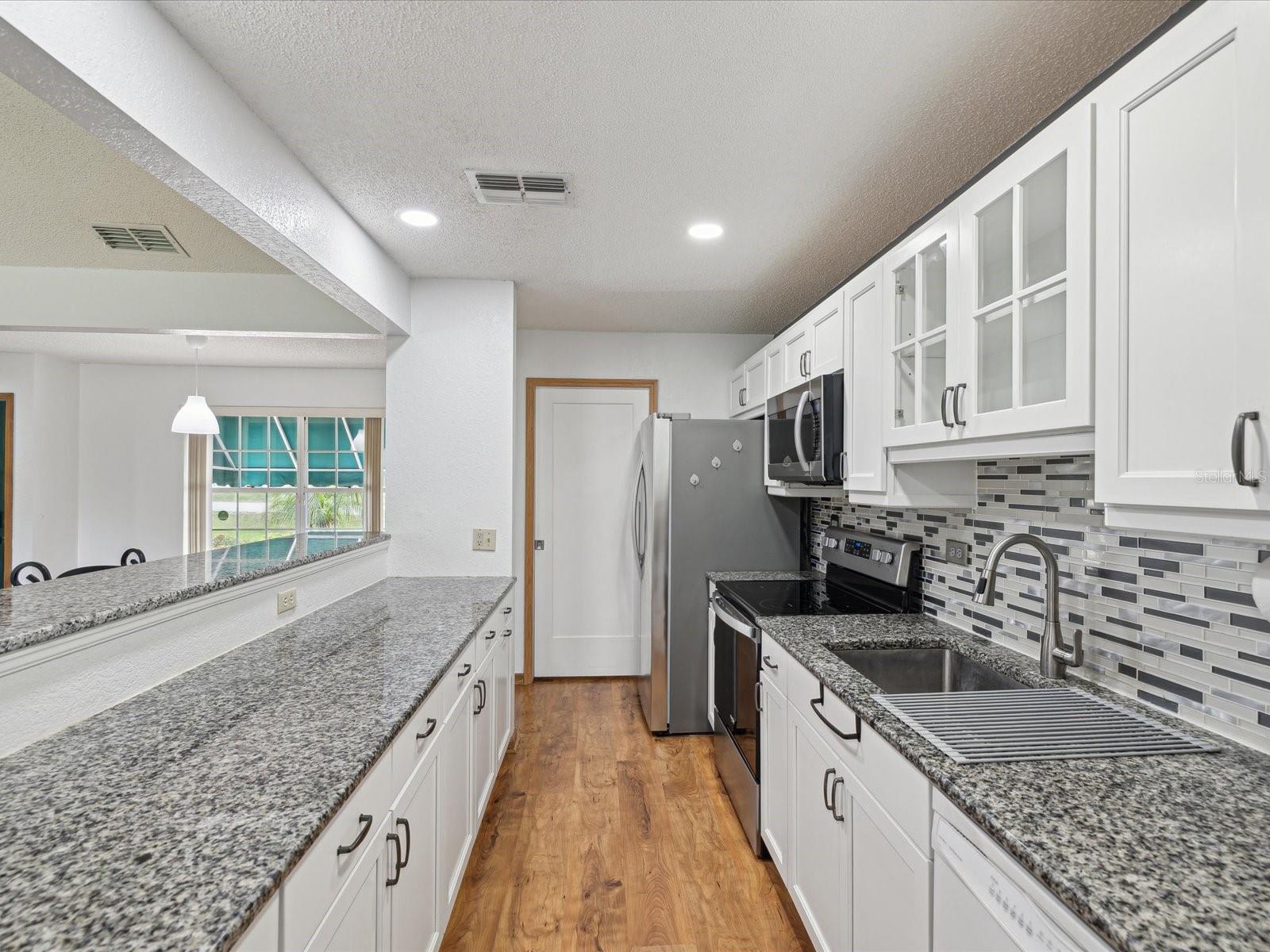 Listing photo id 8 for 6197 Belkton Avenue