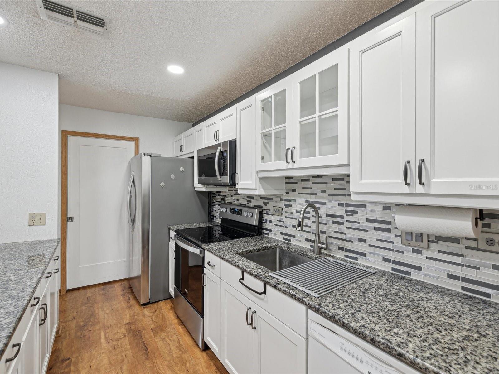 Listing photo id 9 for 6197 Belkton Avenue