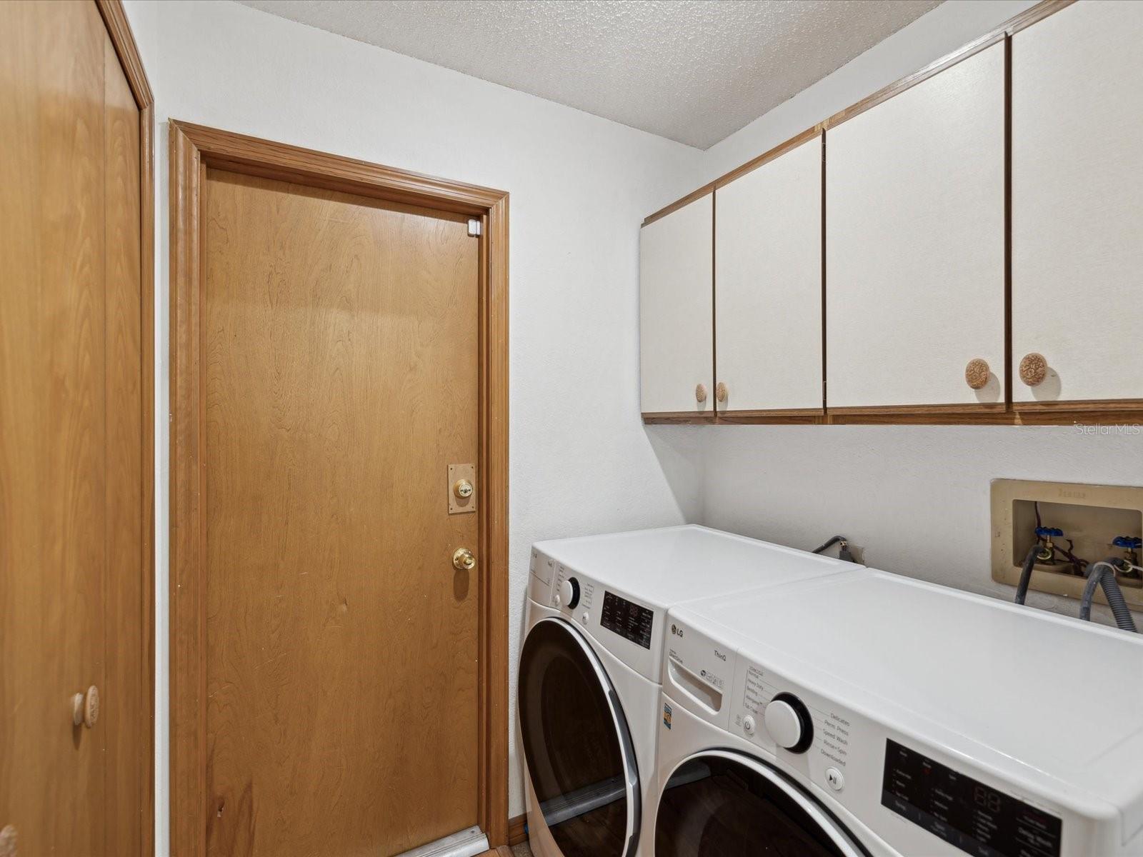 Listing photo id 11 for 6197 Belkton Avenue