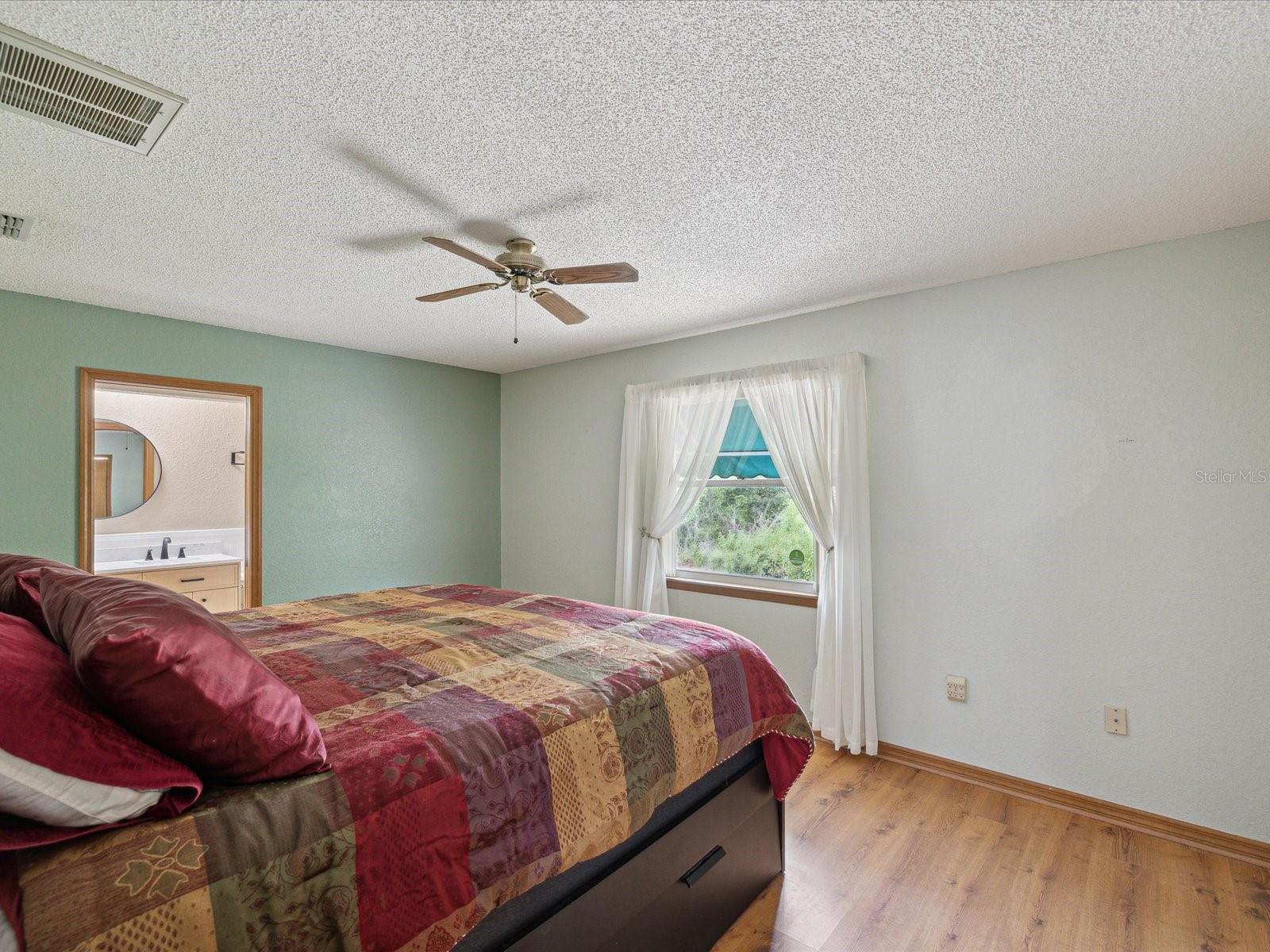 Listing photo id 12 for 6197 Belkton Avenue