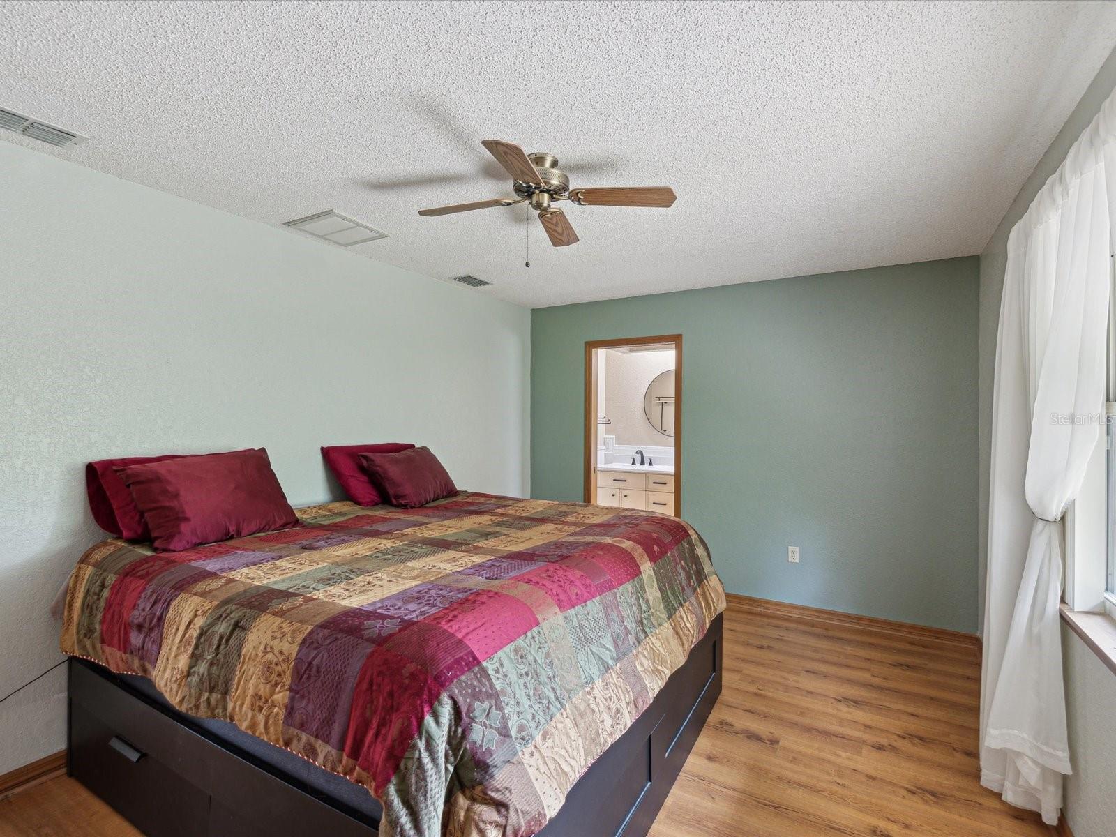 Listing photo id 13 for 6197 Belkton Avenue