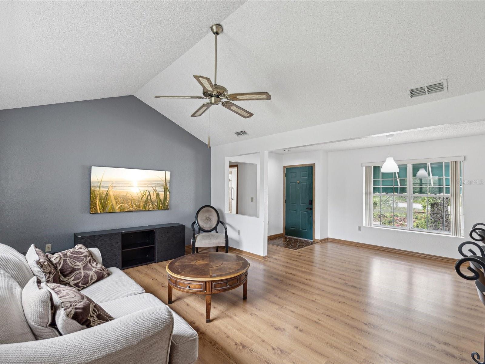 Listing photo id 17 for 6197 Belkton Avenue