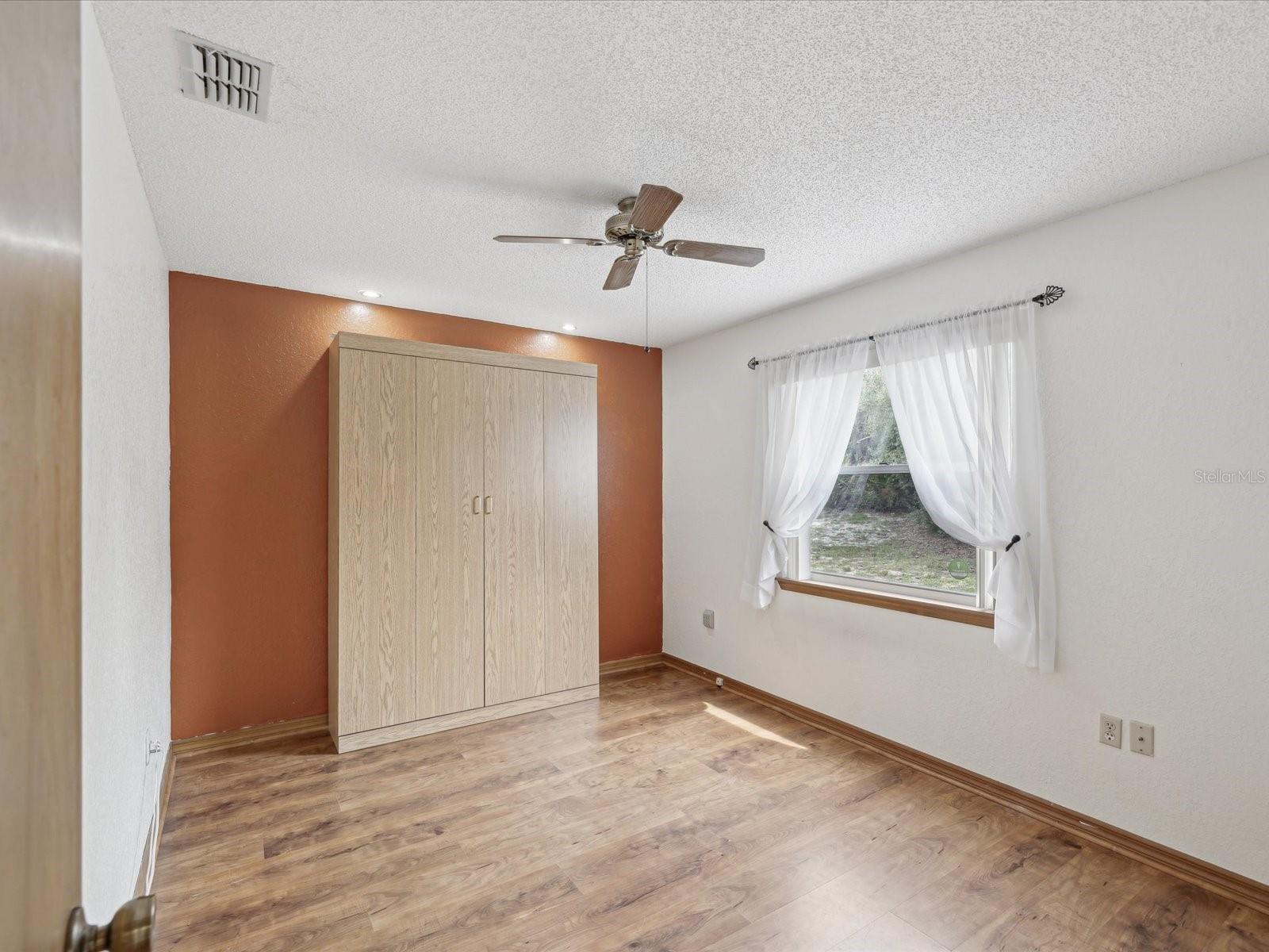 Listing photo id 21 for 6197 Belkton Avenue