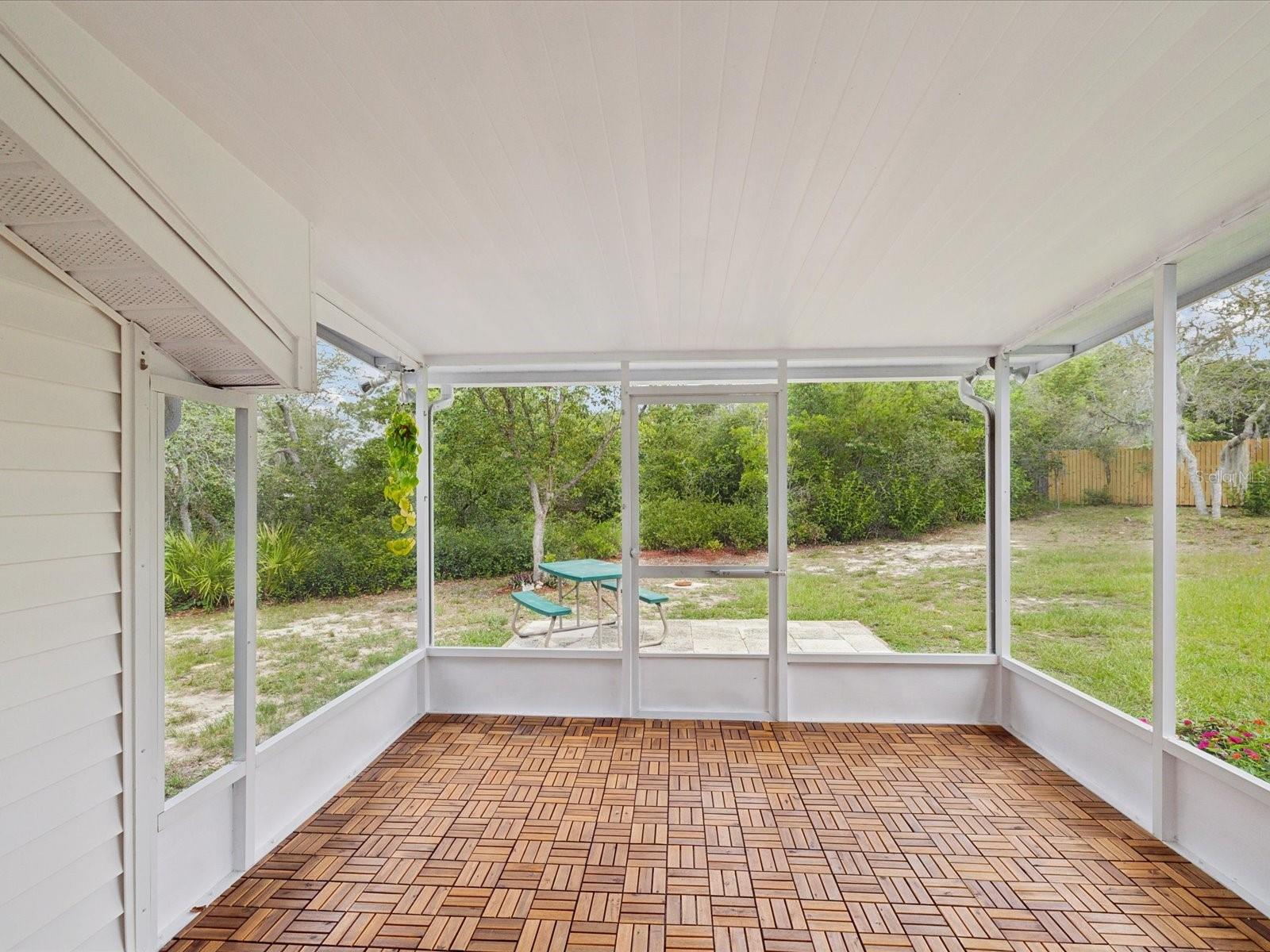 Listing photo id 23 for 6197 Belkton Avenue