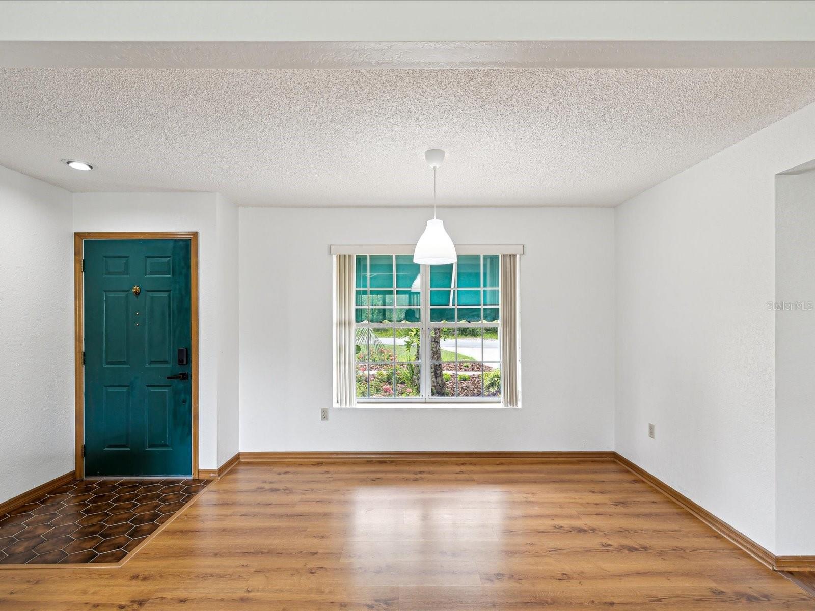 Listing photo id 2 for 6197 Belkton Avenue