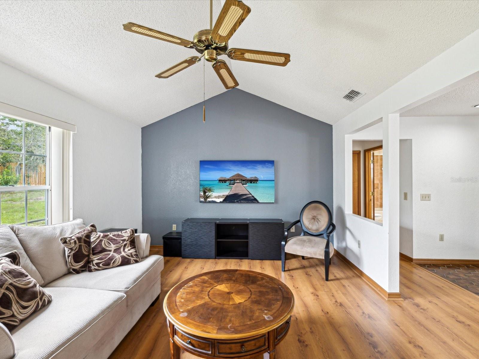 Listing photo id 5 for 6197 Belkton Avenue