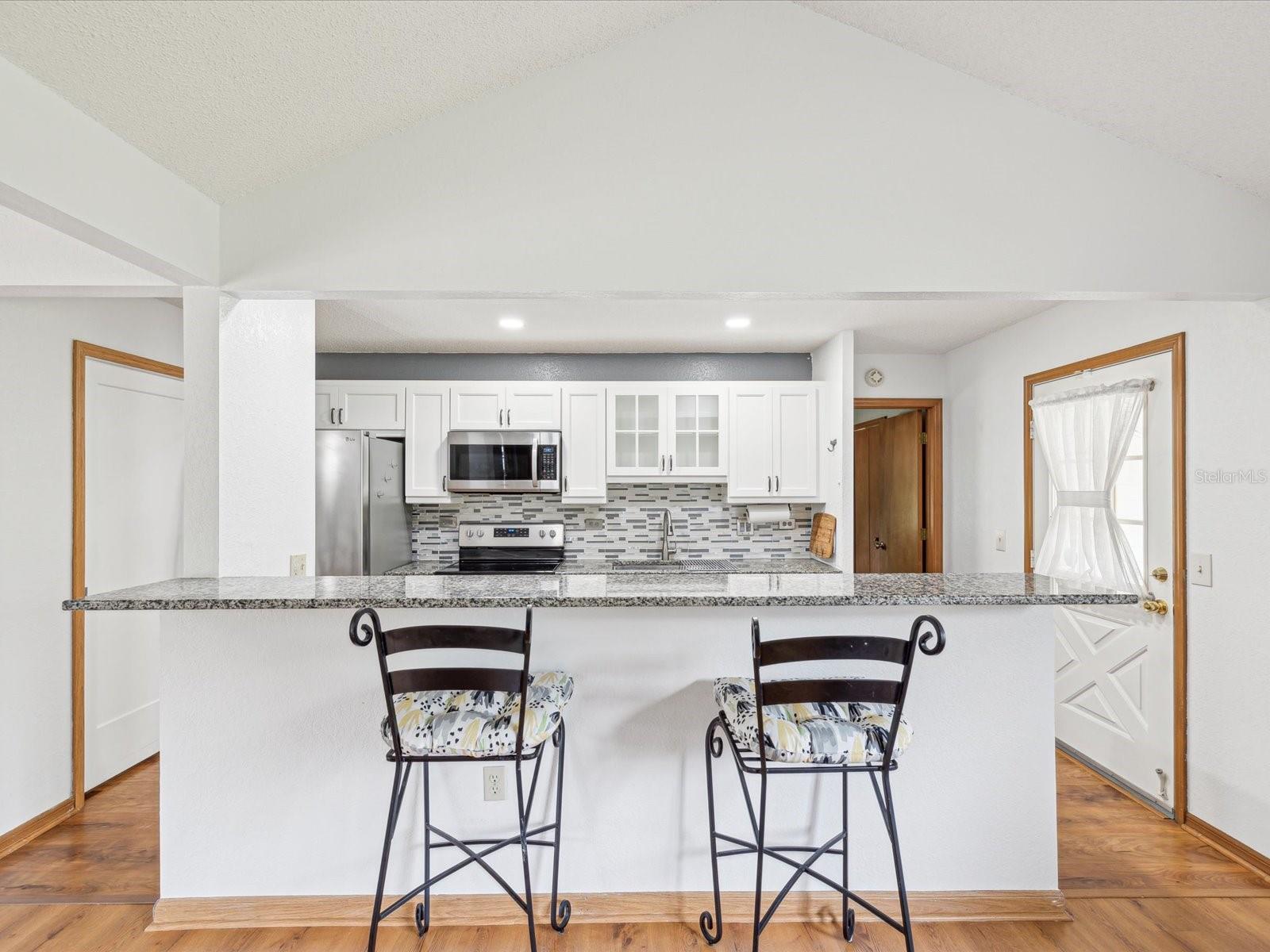 Listing photo id 6 for 6197 Belkton Avenue