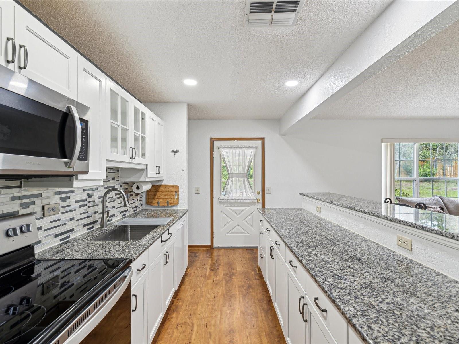 Listing photo id 7 for 6197 Belkton Avenue