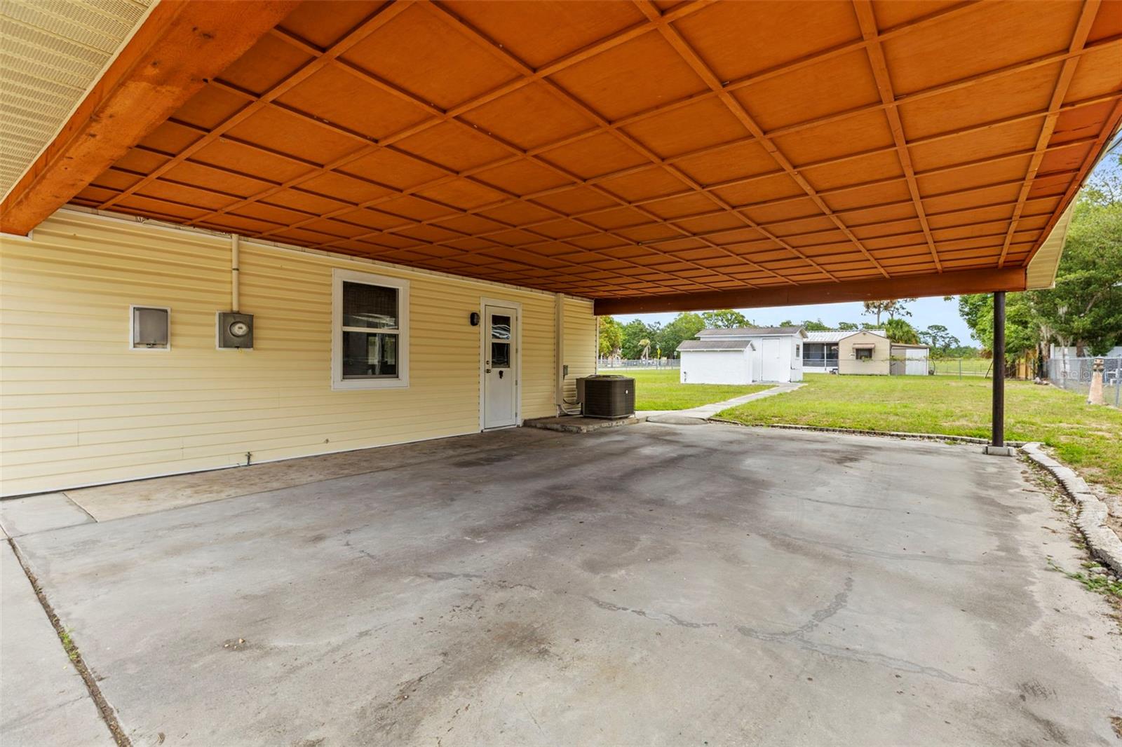 Listing photo id 8 for 12936 Parkwood Street