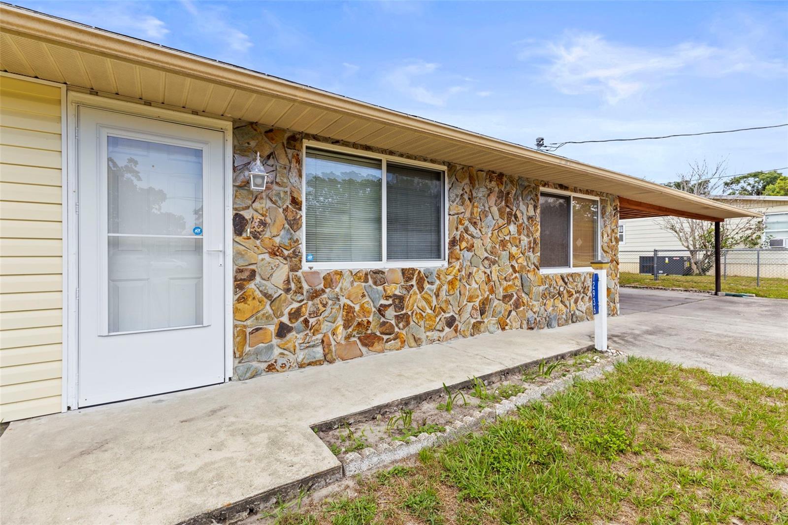 Listing photo id 9 for 12936 Parkwood Street
