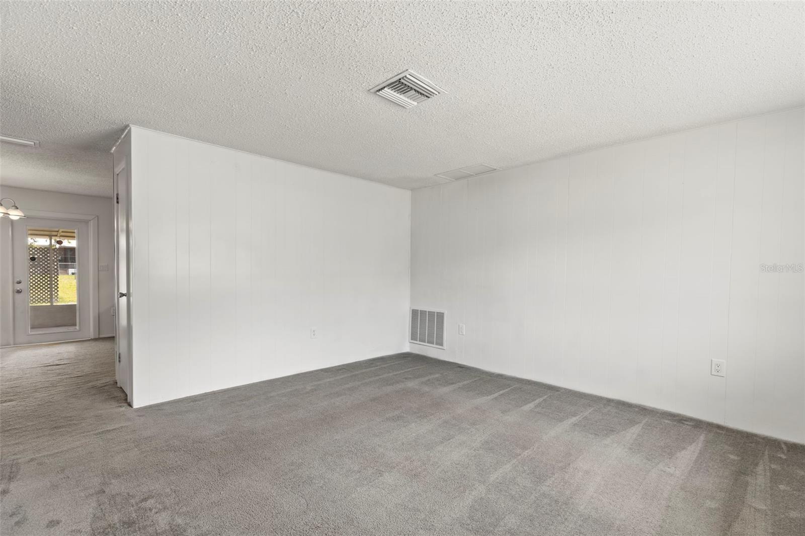 Listing photo id 10 for 12936 Parkwood Street