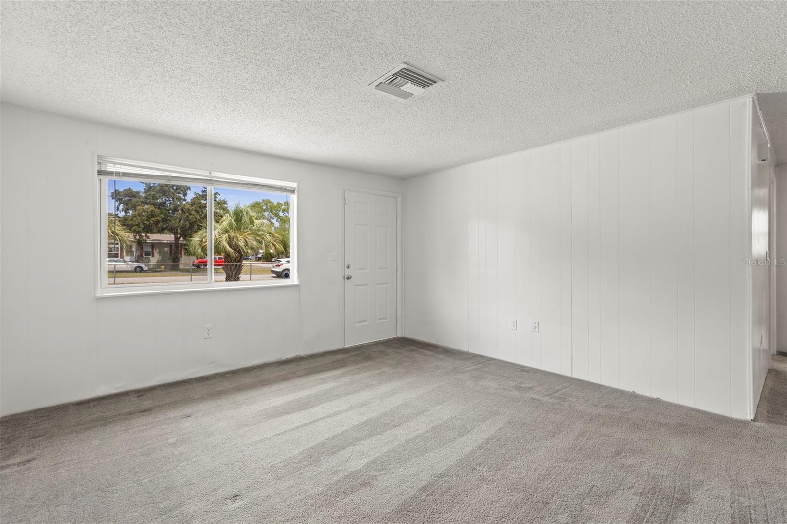 Listing photo id 11 for 12936 Parkwood Street