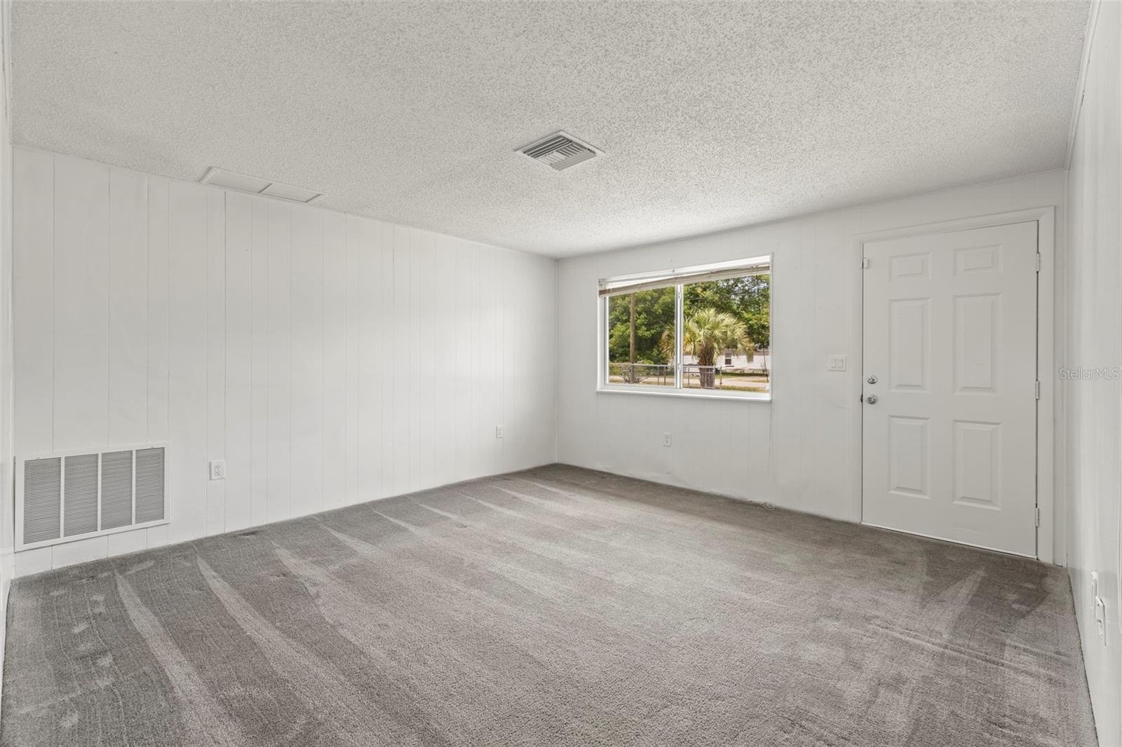 Listing photo id 12 for 12936 Parkwood Street
