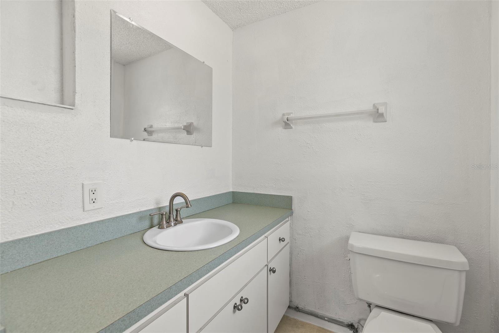 Listing photo id 15 for 12936 Parkwood Street
