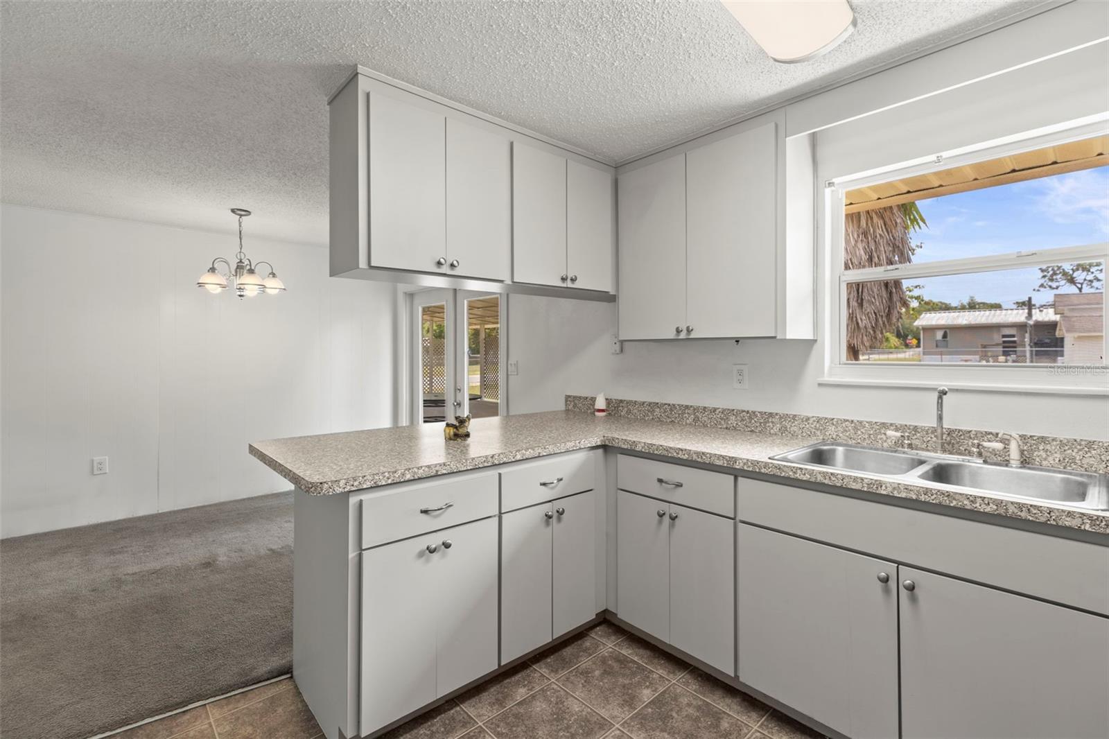 Listing photo id 23 for 12936 Parkwood Street